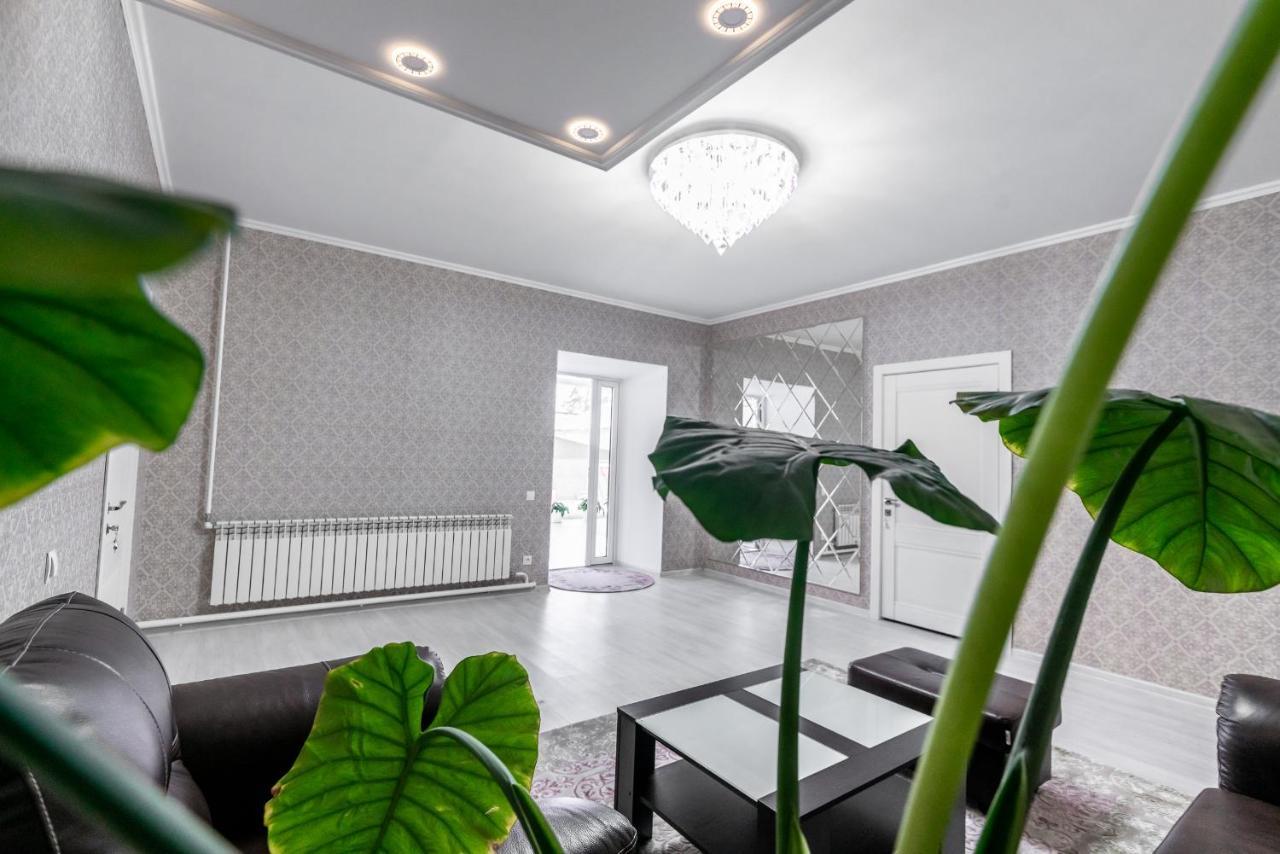 Mixx Hotel Karakol Extérieur photo